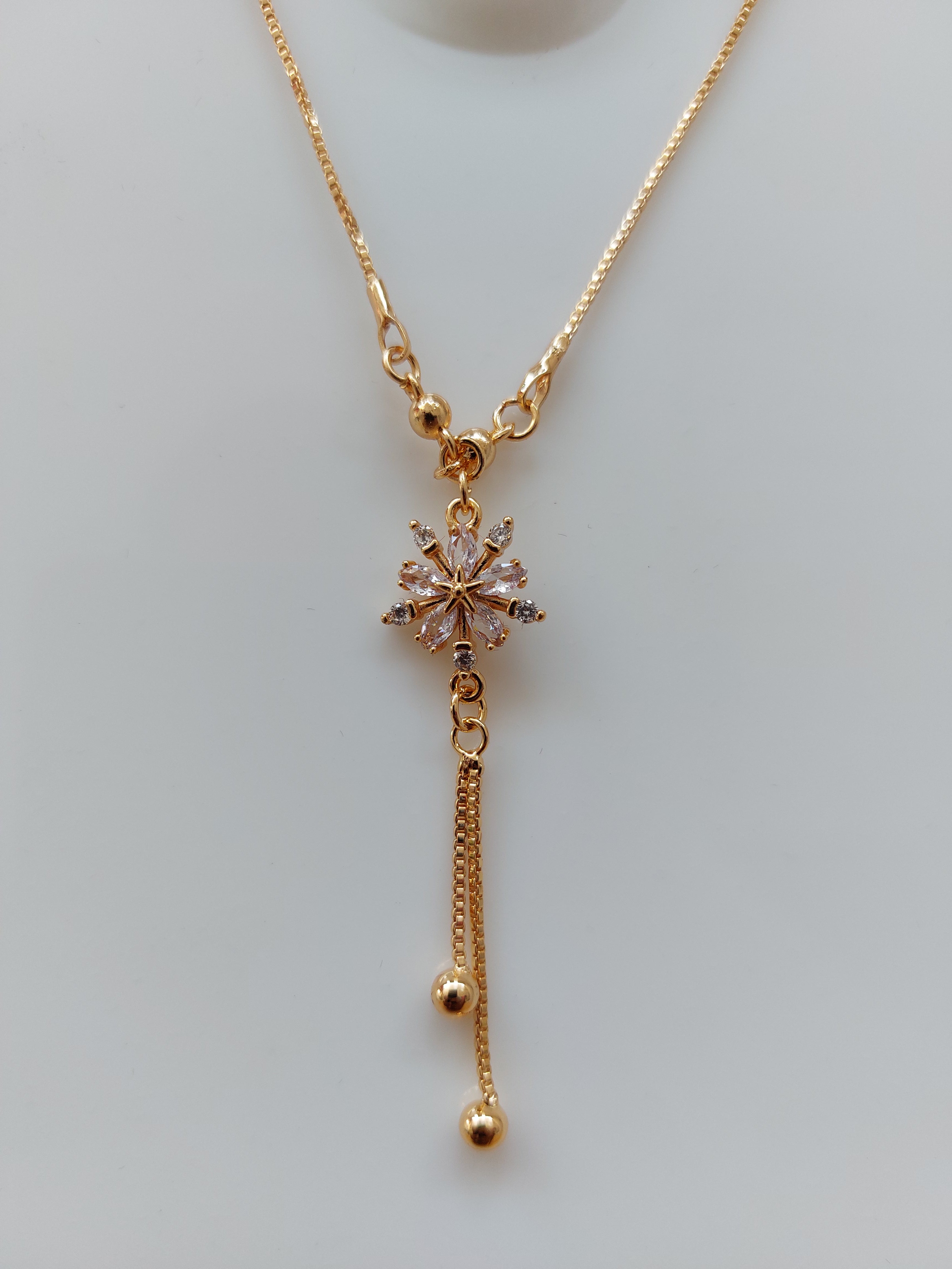 Rose_gold_flower_star_pendant_White_A